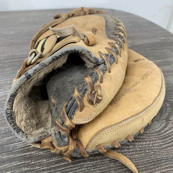 Mizuno MFR C022 Max Flex Professional Model Pro Scoop RHT Catcher's Glove Mitt - Picture 3 of 9